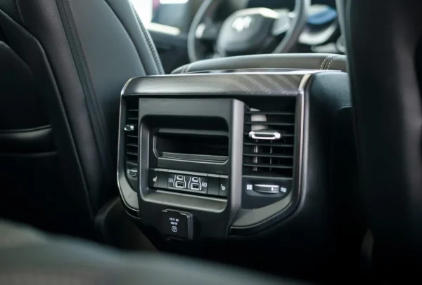 RAM 1500 Laramie Night Edition 3.0 AT8 4*4
